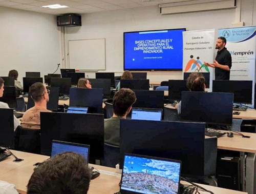 Imatge del ponent impartint la primera ponència del matí